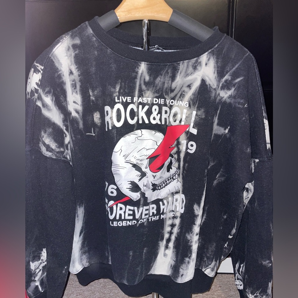 Fashion nova skull sweatshirt